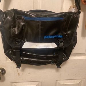 Black Hole Mini Messenger 12L EUC